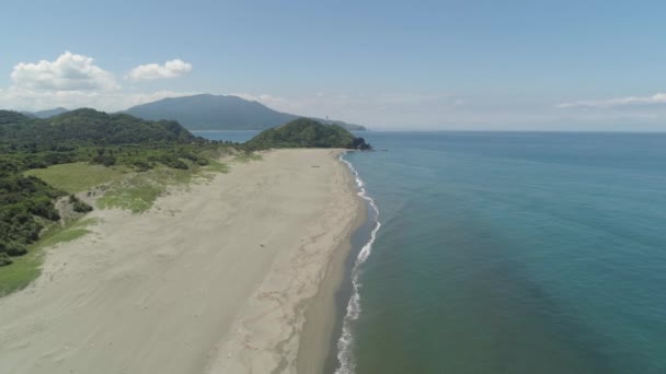 Paisaje marino con playa y mar. Filipinas, Luzón. — Vídeo de stock