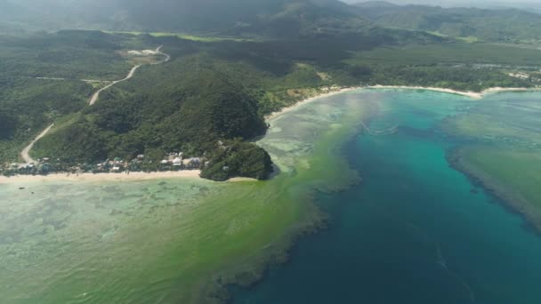 Przylądek morski z plażą i morzem. Filipiny, Luzon. — Wideo stockowe