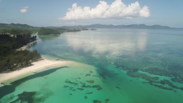 Paisaje marino con playa y mar. Filipinas, Luzón. — Vídeos de Stock