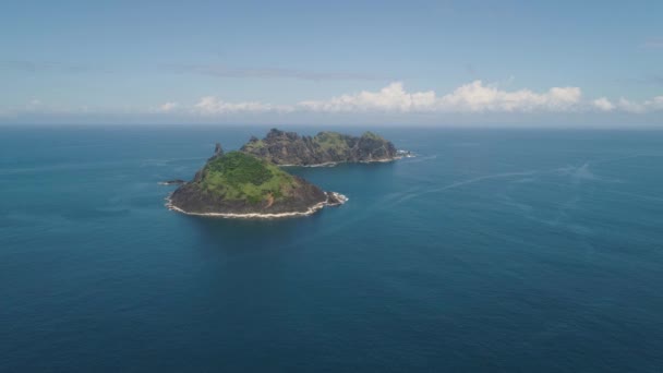 Ilhas rochosas no mar. Filipinas, Dos Hermanas. — Vídeo de Stock