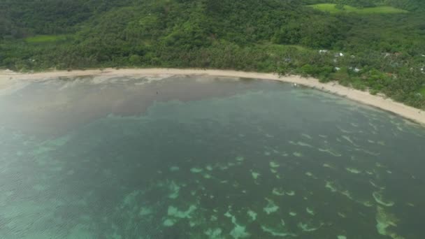 Seascape s pláží a mořem. Filipíny, Luzon. — Stock video