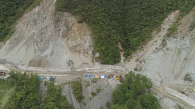 İnşaat bir dağ yolda. Filipinler, Luzon.