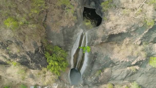 Cachoeira nas montanhas. — Vídeo de Stock