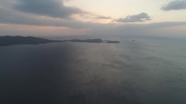 Puesta de sol sobre el mar. — Vídeos de Stock