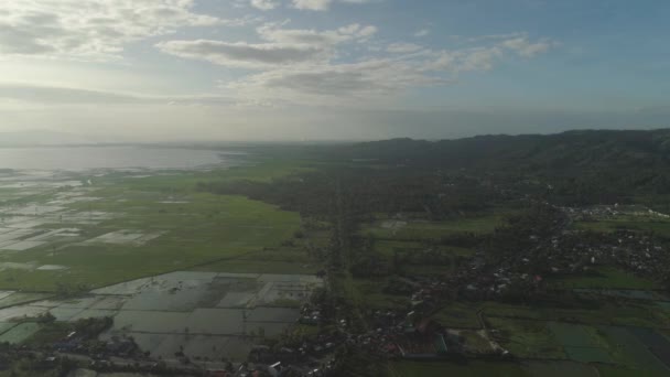 Paysage avec lac, terres agricoles et montagnes . — Video