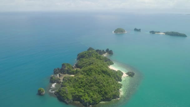 Морський пейзаж з Caramoan островів, Camarines сюр, Філіппіни. — стокове відео