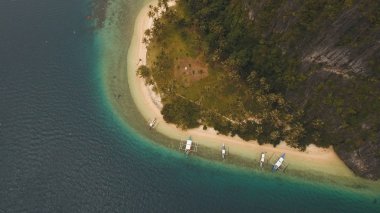 Tekneler, havadan görünümü ile tropikal plaj. Tropik ada.
