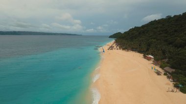 Tropikal adada hava manzaralı güzel bir plaj. Filipinler Boracay Adası.