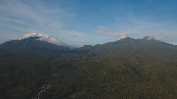 Montañas con bosque tropical. Isla de Camiguin Filipinas . — Foto de Stock