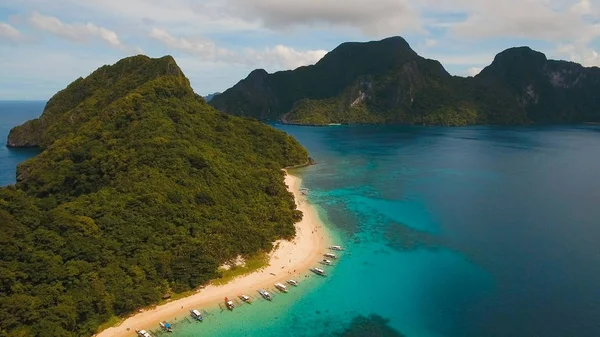 Playa tropical con botes, vista aérea. Isla tropical . — Foto de Stock