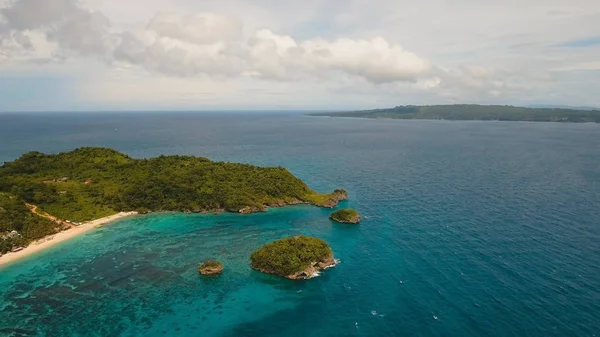 Vista aérea hermosa playa en la isla tropical. Isla de Boracay Filipinas. — Foto de Stock