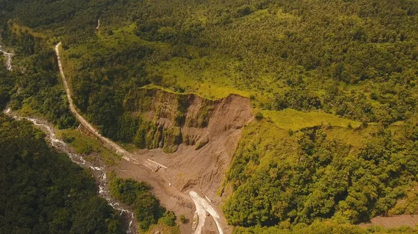 Aardverschuiving op de weg in de bergen. Camiguin island, Filippijnen. — Stockfoto