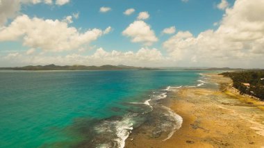Hava güzel bir plaj tropikal bir adada görüntüleyin. Filipinler, Siargao.