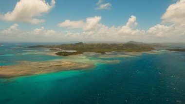 Havadan görünümü tropikal lagün, deniz, plaj. Tropik ada. Siargao, Türkiye.