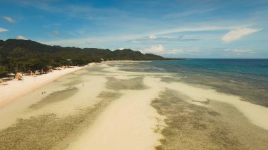 Hava güzel bir plaj tropikal bir adada görüntüleyin. Filipinler, Anda alan.