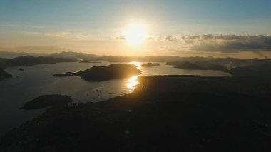 Deniz, hava görünümünü üzerinde güzel gün batımı. Busuanga Adası Filipinler.