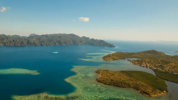 Vista Aerea Spiaggia Isola Tropicale Baia Laguna Montagne Con Foresta — Foto Stock