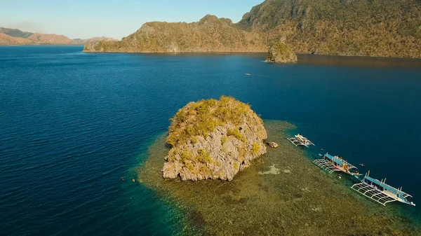 Vista aérea laguna tropical, mar, playa. Isla tropical. Busuanga, Palawan, Filipinas. — Foto de Stock