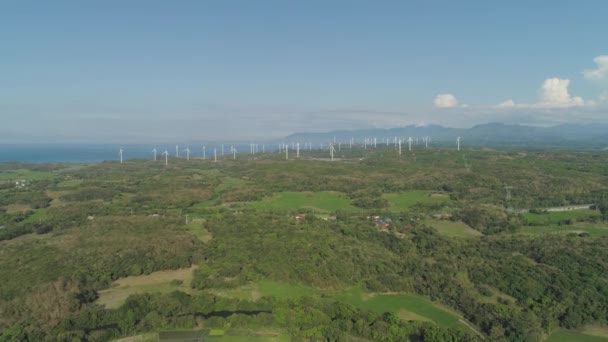 Fazenda Solar com Moinhos de Vento. Filipinas, Luzon — Vídeo de Stock