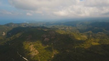 Tropikal ormanlı dağlar. Filipinler Cebu Adası.