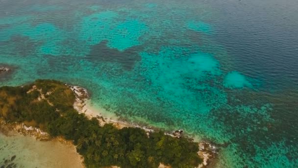 Bella spiaggia tropicale, vista aerea. Isola tropicale . — Video Stock