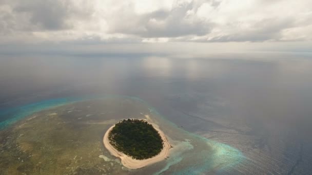 Flygfoto vackra stränder på tropisk ö. Mantigue island Filippinerna. — Stockvideo
