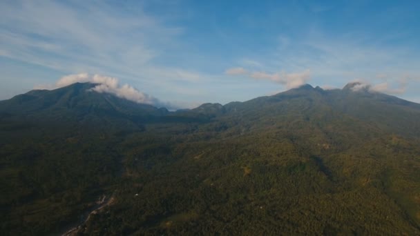 山与雨林覆盖绿色植被和树木在热带岛上 鸟瞰图 山地和丘陵与野生森林 天上的云 山坡上雨林和丛林 — 图库视频影像