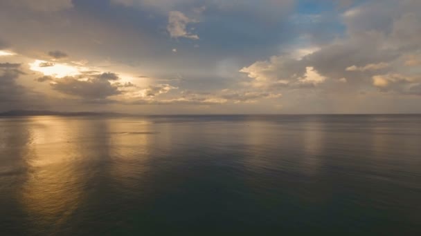 Hermosa puesta de sol sobre el mar, vista aérea.Catanduanes — Vídeo de stock