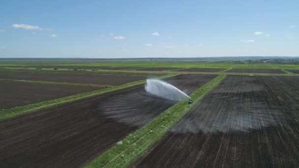 Zavlažovací systém na zemědělské půdě. — Stock video