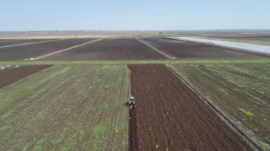 Traktör arazi pulluklar.