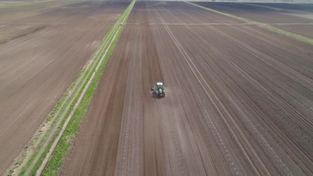 Трактор с боронами на ферме — стоковое видео