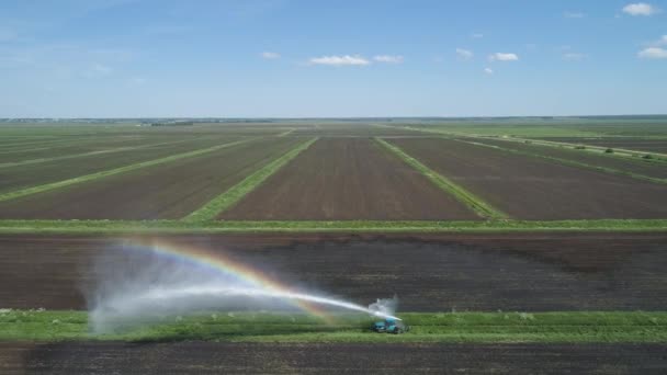 Irrigatiesysteem voor landbouwgrond. — Stockvideo