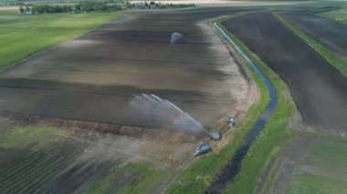Tarım arazisindeki sulama sistemi.