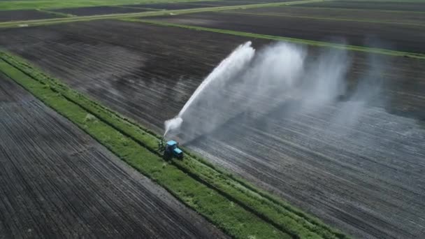 Tarım arazisindeki sulama sistemi. — Stok video