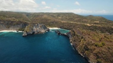 Hava güzel bir plaj görüntüleyin. Nusa Penida