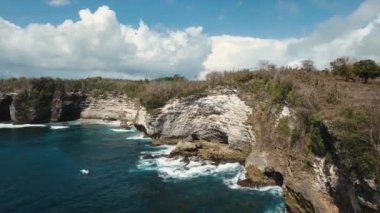 Deniz manzarası kayalıklarla, deniz ve dalgalar Nusa Penida, Bali, Endonezya