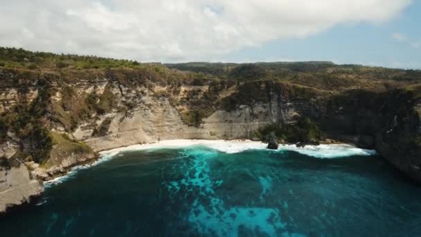 Klippor, hav och vågor vid Nusa Penida, Bali, Indonesien — Stockvideo