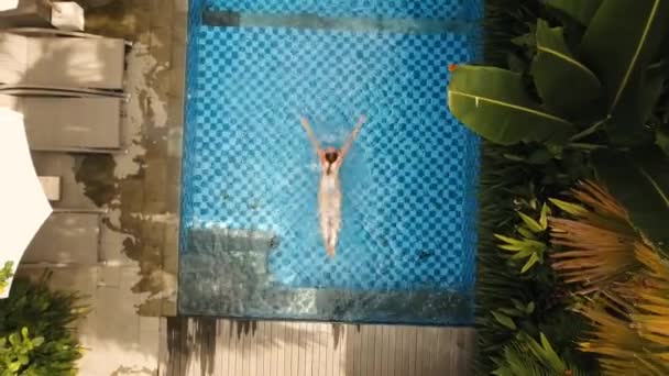 Дівчина плаває в басейні . — стокове відео
