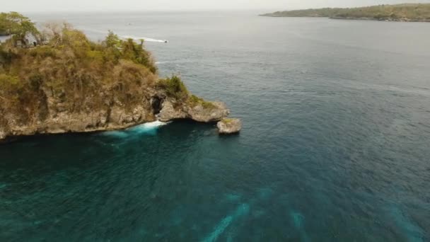 Blå lagunen på en tropisk ö. Nusa Penida — Stockvideo