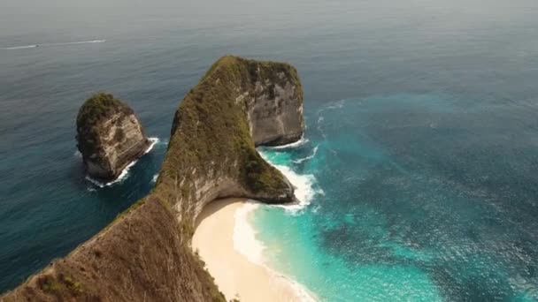 Acantilado rocoso con playa en el mar. Karang Dawa.. — Vídeos de Stock