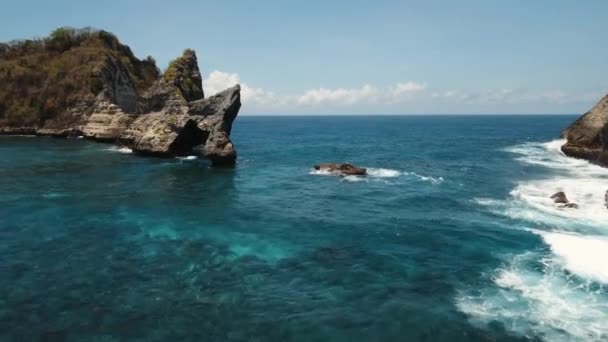 Скала в море. Бали, Индонезия. — стоковое видео