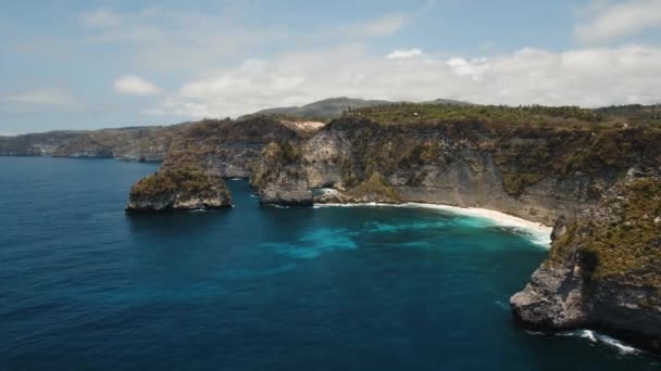 Cliffs, θάλασσα και κύματα στο Nusa Penida, Μπαλί, Ινδονησία — Αρχείο Βίντεο