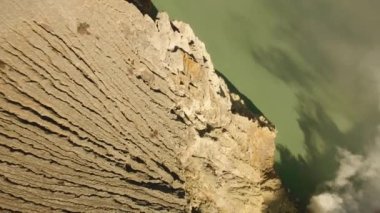 Nerede kükürt mayınlı volkanik krater.