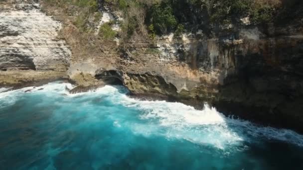 Seascape skały, morze i fale w mieście Nusa Penida, Bali, Indonezja — Wideo stockowe
