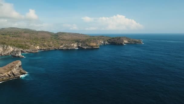 Paysage marin Falaises, mer et vagues à Nusa Penida, Bali, Indonésie 