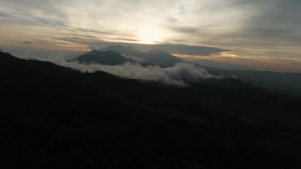 Paisagem de montanha com pôr do sol. Ilha de Jawa, Indonésia . — Vídeo de Stock