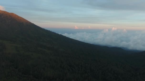 Paisagem de montanha com pôr do sol. Ilha de Jawa, Indonésia . — Vídeo de Stock