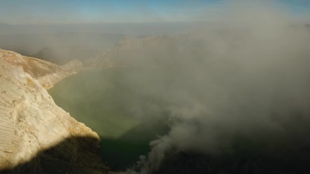 硫黄が採掘は火山の噴火口. — ストック動画