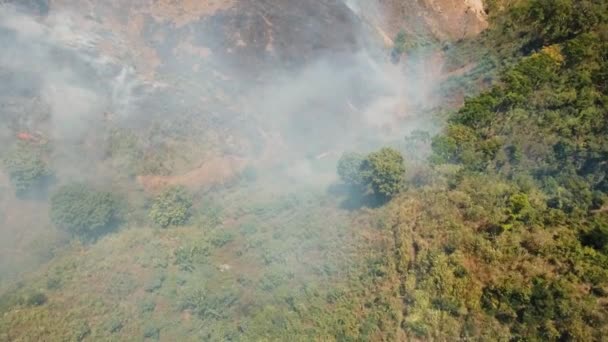Letecký pohled na lesní požár. Jawa island, Indonésie. — Stock video