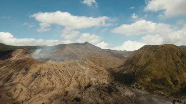 Actieve vulkaan met een krater. Gunung Bromo, Jawa, Indonesië. — Stockvideo